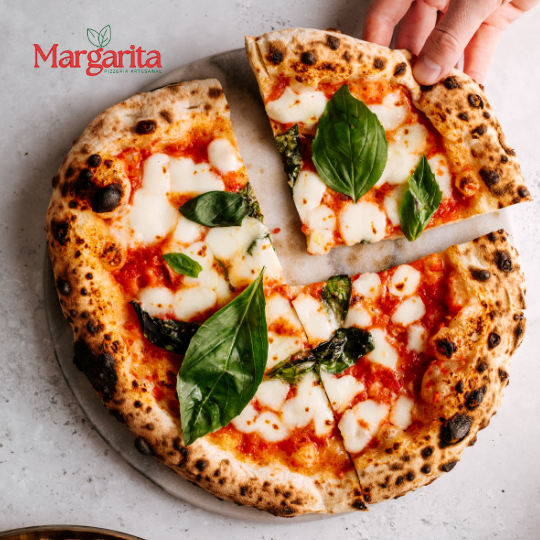 Pizza Margarita recién horneada